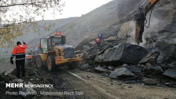 Landslide blocking Karaj-Chalus road 