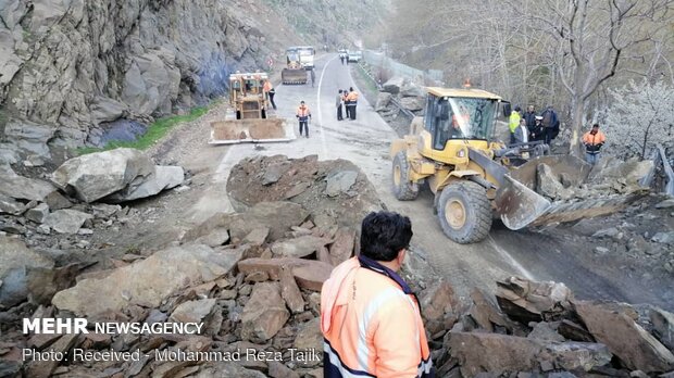 Landslide blocking Karaj-Chalus road 