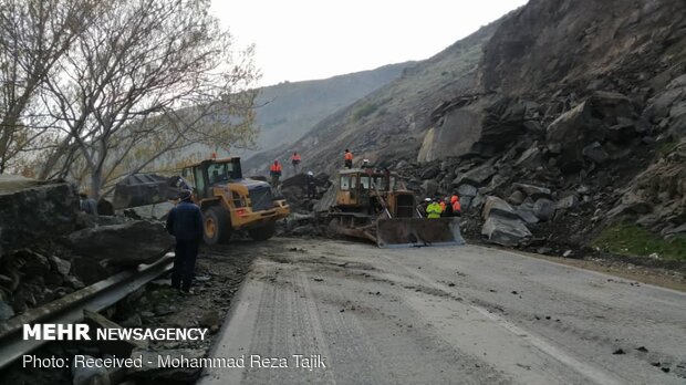 Landslide blocking Karaj-Chalus road 