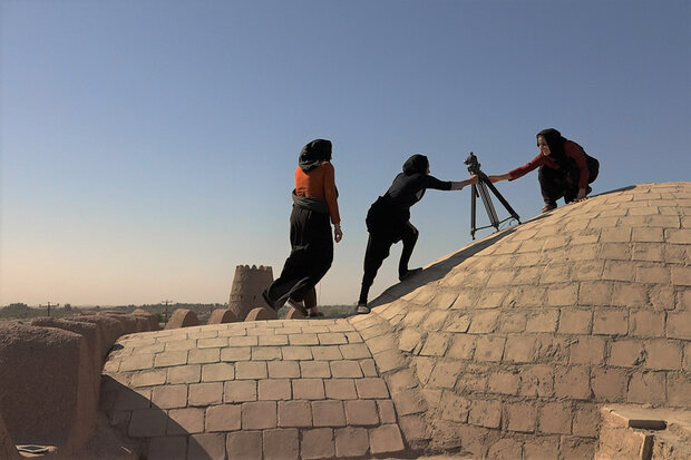  «زنان آفتاب: یک گاه نگاری درباره دیدن» به «هات داکس» می رود