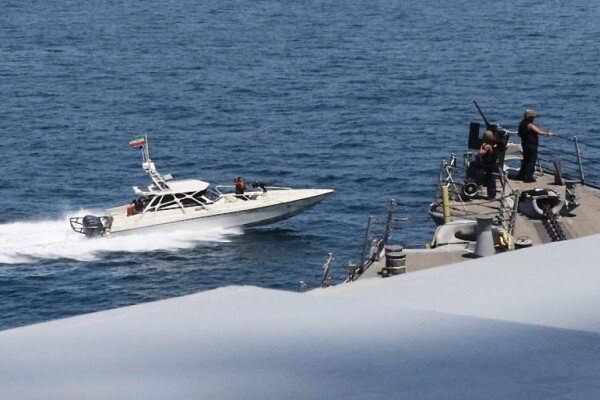 أسطول أميركي يبدي هستيريا جنونية إثر اقتراب 11 زورقا إيرانيًا من سفن تابعة له/فيديو