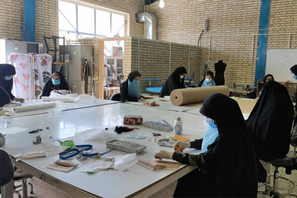 بازدید حناچی از قرارگاه جهادی تولید ماسک در فرهنگسرای خاوران
