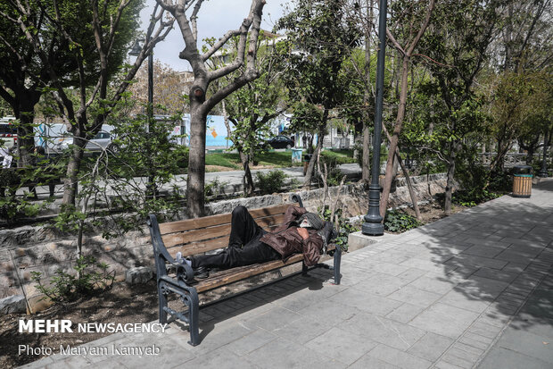 با وجود شعار 《در خانه بمانیم》 افرادی به دلیل نداشتن سرپناه، مجبور به استراحت در پارک هستند 