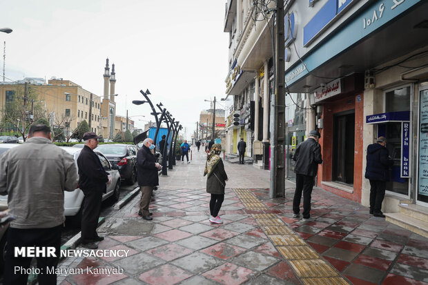 رعایت فاصله در صف عابر بانک توسط عده ای از هموطنان