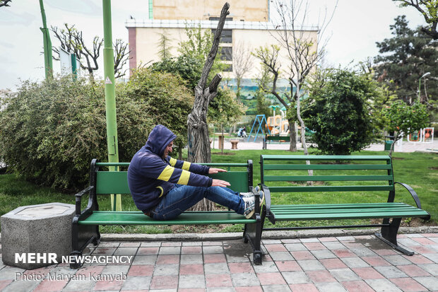 ورزش در پارکها با وجود اعلام عدم حضور غیرضروری مردم در خارج از خانه
