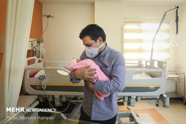 استفاده از ماسک جهت رعایت بهداشت توسط پدری در اولین مواجهه با فرزندش پس از تولد در بیمارستان
