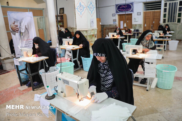 همزمان با شیوع کرونا در ایران، فعالیت های جهادی مانند کارگاه دوخت ماسک برای تامین نیاز مردم و کادر درمان قوت گرفت