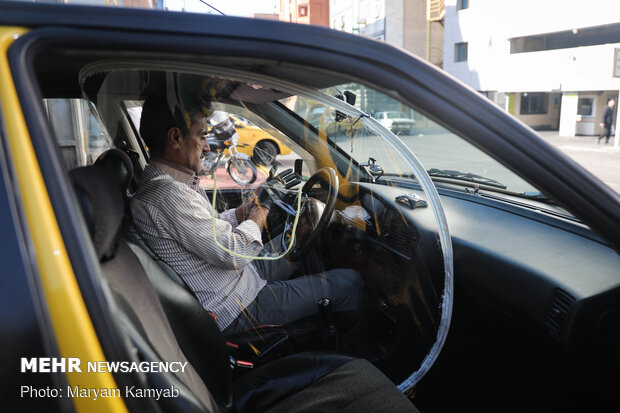 استفاده از طلق برای ایجاد فاصله میان مشتریان و رانندگان تاکسی