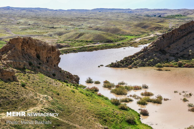 Kebar dam in Qom overflows
