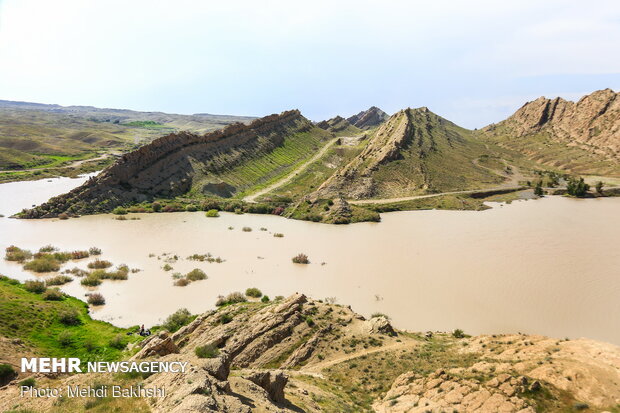 Kebar dam in Qom overflows
