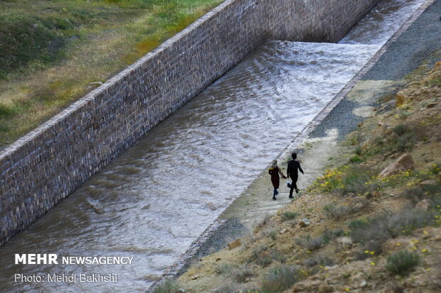 Kebar dam in Qom overflows
