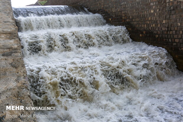 Kebar dam in Qom overflows
