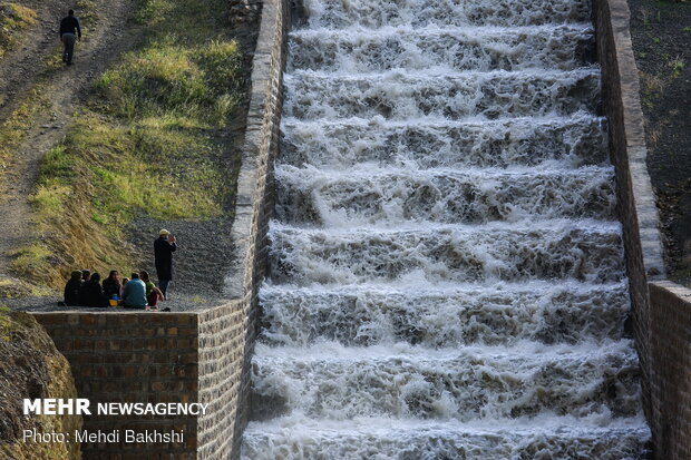 Kebar dam in Qom overflows
