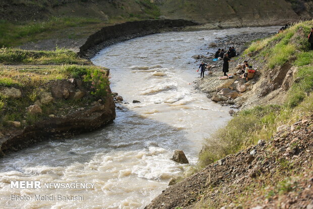 Kebar dam in Qom overflows
