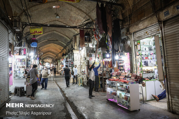 تہران کے بازار میں دکانوں کے شٹر کھل گئے