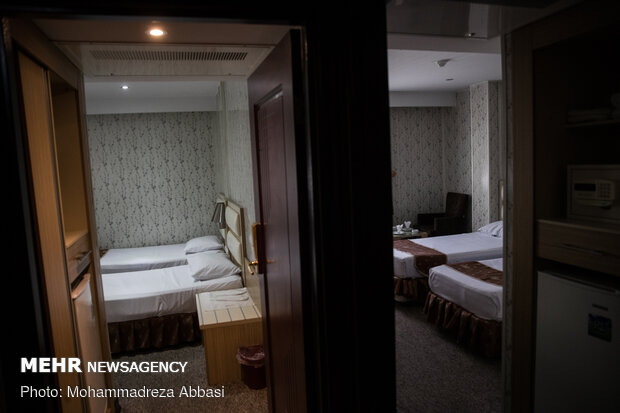 اتاق هایی که به گفته مدیر داخلی یکی از هتل ها در این فصل از سال پر از مسافر بوده و آنها از حتی ماه ها پیش رزرو می شدند این روزها خالی از مسافر هستند