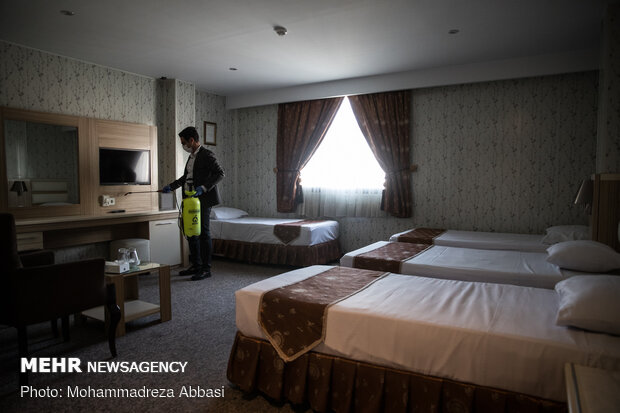 هتل ها موظفند حتی در این روزهایی که مسافر هم ندارند بدلیل شیوع کرونا روزانه اتاق ها و سایر قسمت های هتل را ضد عفونی کنند که به گفته صاحب یکی از هتل های تهران این موضوع در این شرایط هزینه سنگینی را برای هتل دار ایجاد میکند