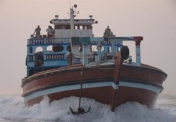 حرس الحدود الإيراني يوقف سفينة تحمل وقودا مهربا