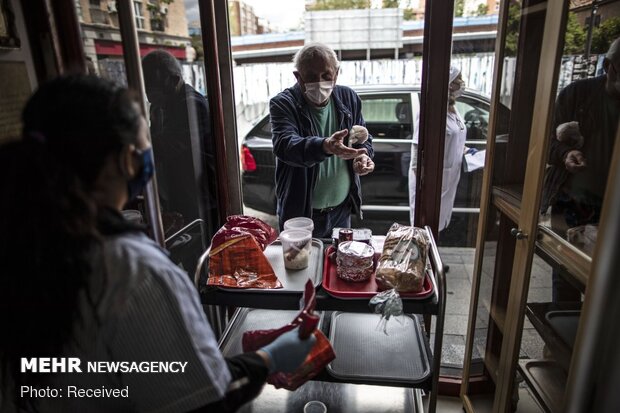 توزیع کمک های غذایی بین مردم نیازمند اسپانیا