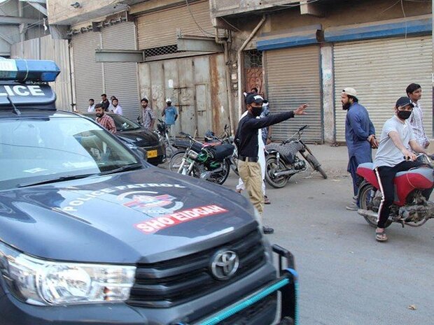 پاکستان کے صوبہ پنجاب میں پولیس نے لاک ڈاؤن کے دوران دکانیں بند کرادیں