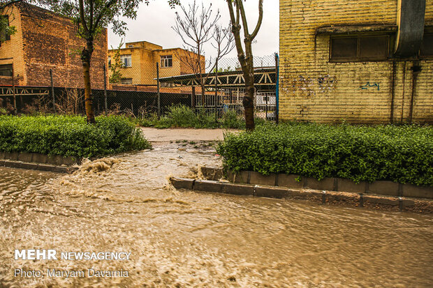 بجنورد میں بارش کے بعد پانی سڑکوں پر جمع ہوگیا