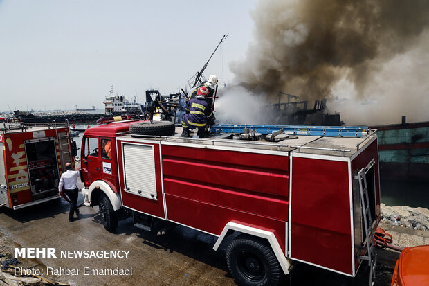 Two vessels catch fire in Bandar Abbas
