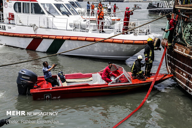 Two vessels catch fire in Bandar Abbas
