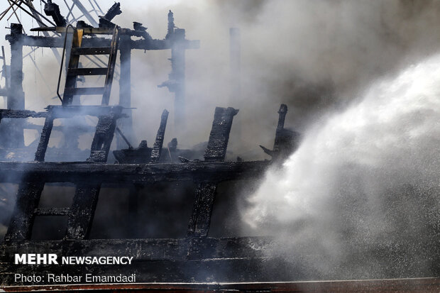 Two vessels catch fire in Bandar Abbas
