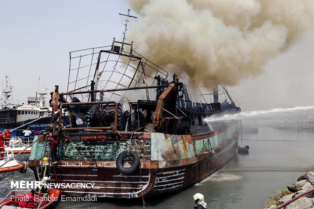 Two vessels catch fire in Bandar Abbas
