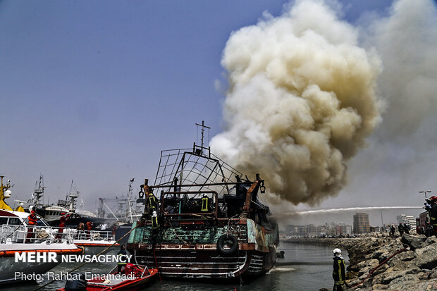 Two vessels catch fire in Bandar Abbas
