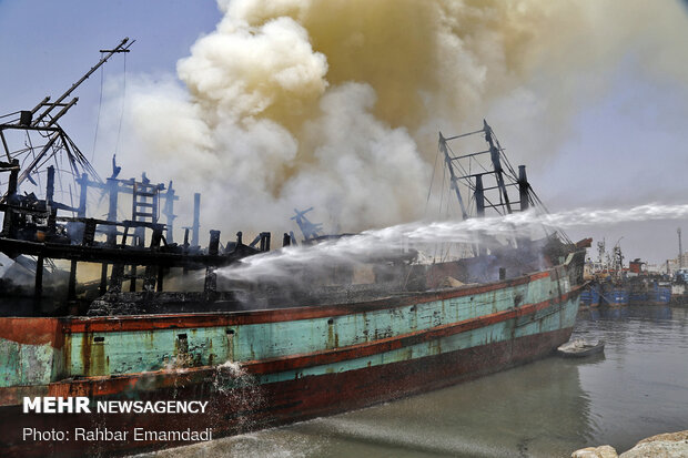 Two vessels catch fire in Bandar Abbas
