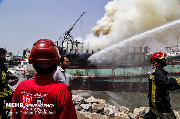 Two vessels catch fire in Bandar Abbas
