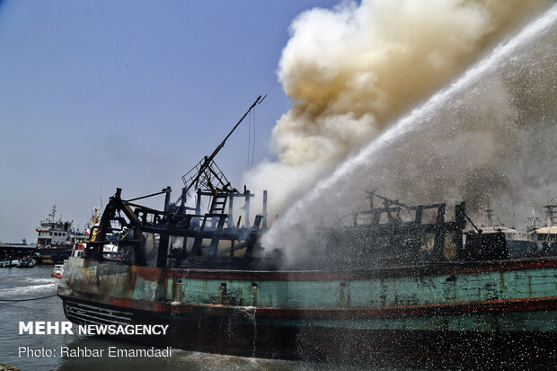 Two vessels catch fire in Bandar Abbas
