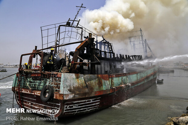 Two vessels catch fire in Bandar Abbas
