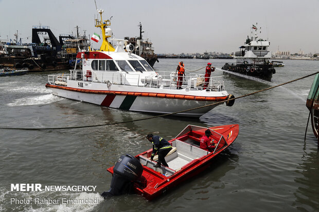 Two vessels catch fire in Bandar Abbas
