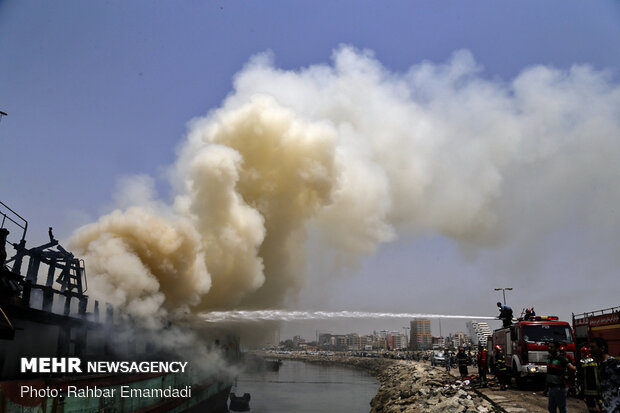 Two vessels catch fire in Bandar Abbas
