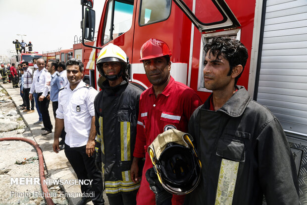 Two vessels catch fire in Bandar Abbas
