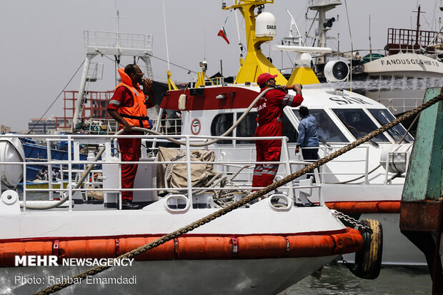 Two vessels catch fire in Bandar Abbas
