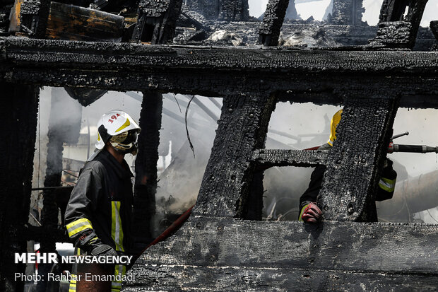 Two vessels catch fire in Bandar Abbas
