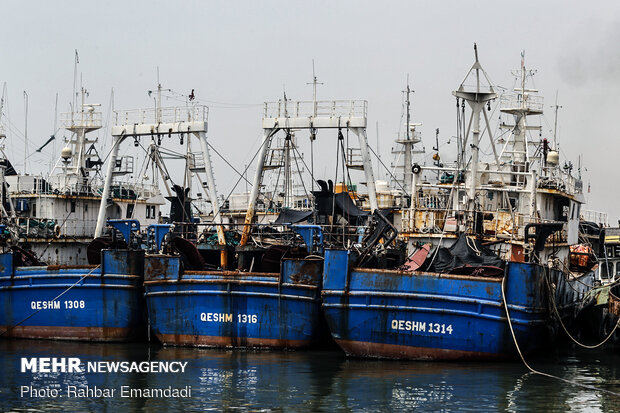 Two vessels catch fire in Bandar Abbas
