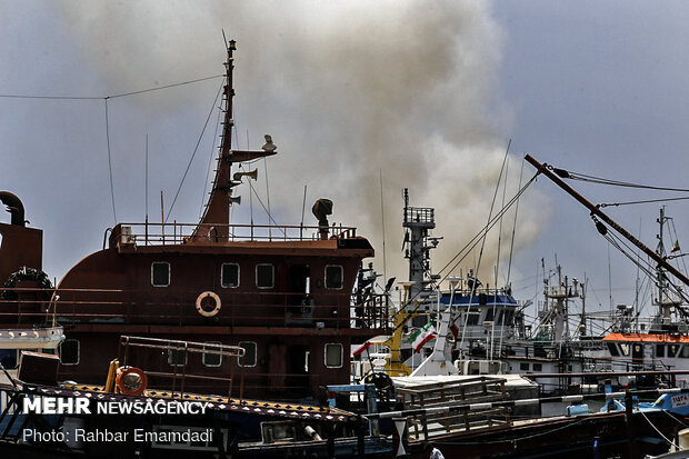 Two vessels catch fire in Bandar Abbas
