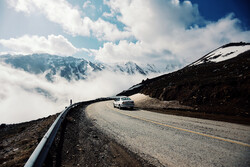 طريق يمر من قلب السحب في جبال شمال غربي ايران / صور