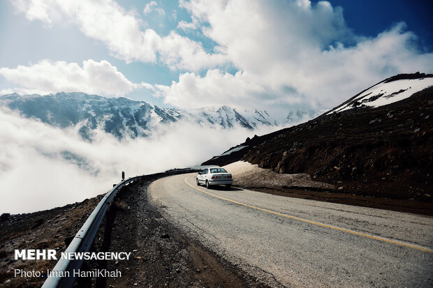 طريق يمر من قلب السحب في جبال شمال غربي ايران / صور