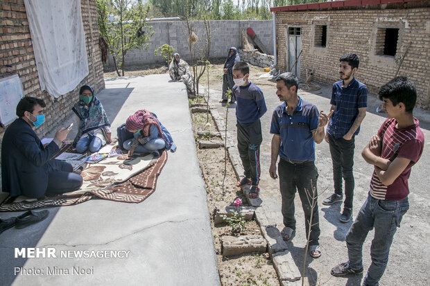 پدر یکی از شاگردان روستای زنگی نیز برای حل مشکل اپلیکیشن شاد با پسرش پیش اقای سهرابی امده است .