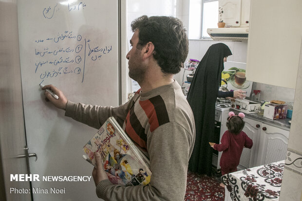 اقای سهرابی از فضای خانه برای نوشتن و تدریس برای شاگردانش استفاده می کند . دیوار آشپزخانه و یخچال پر از نوشته ها و اموزش های این معلم دلسوز و فداکار است .