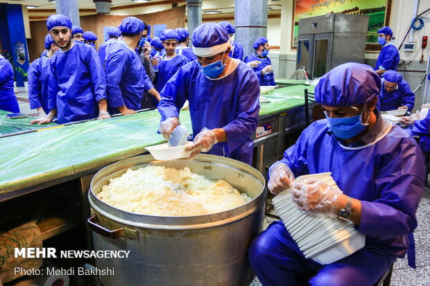 Pre-dawn meals distributed among needy one in Qom