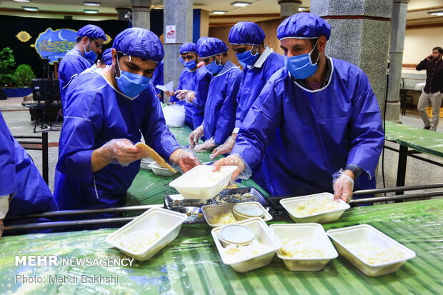 Pre-dawn meals distributed among needy one in Qom