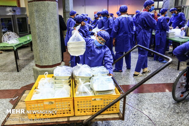 Pre-dawn meals distributed among needy one in Qom