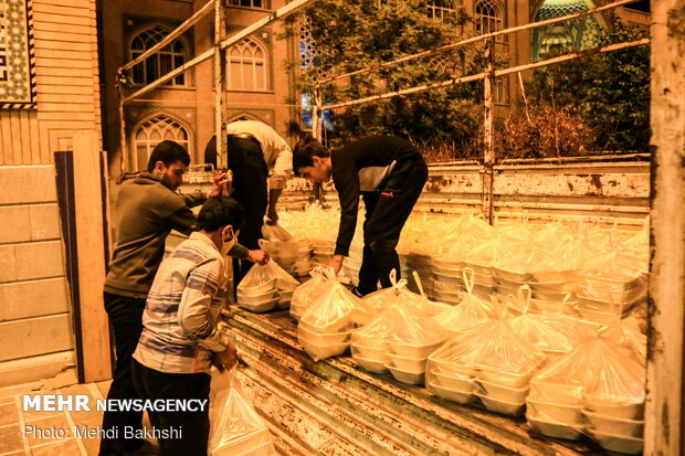 Pre-dawn meals distributed among needy one in Qom