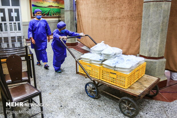 Pre-dawn meals distributed among needy one in Qom